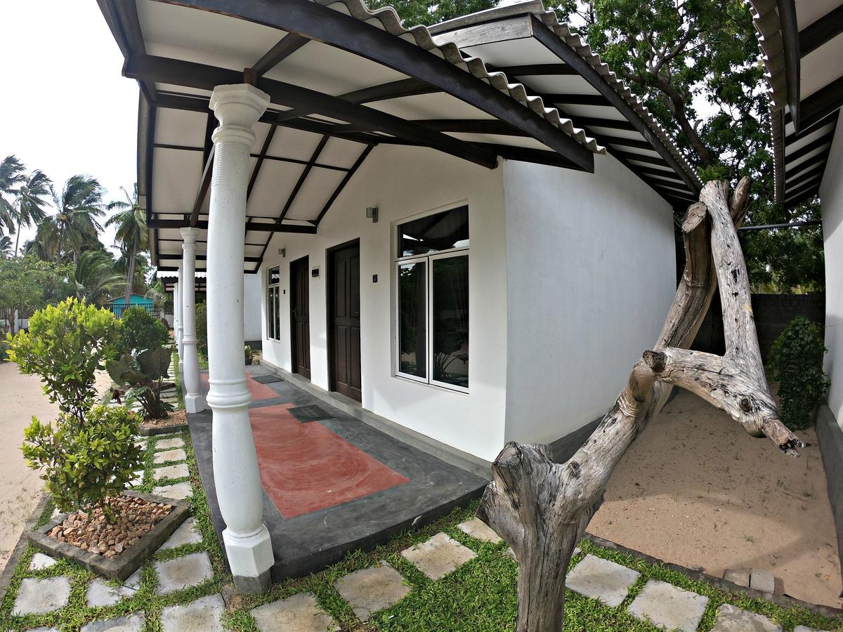 Luna Beach Hotel Nilaveli Exterior photo