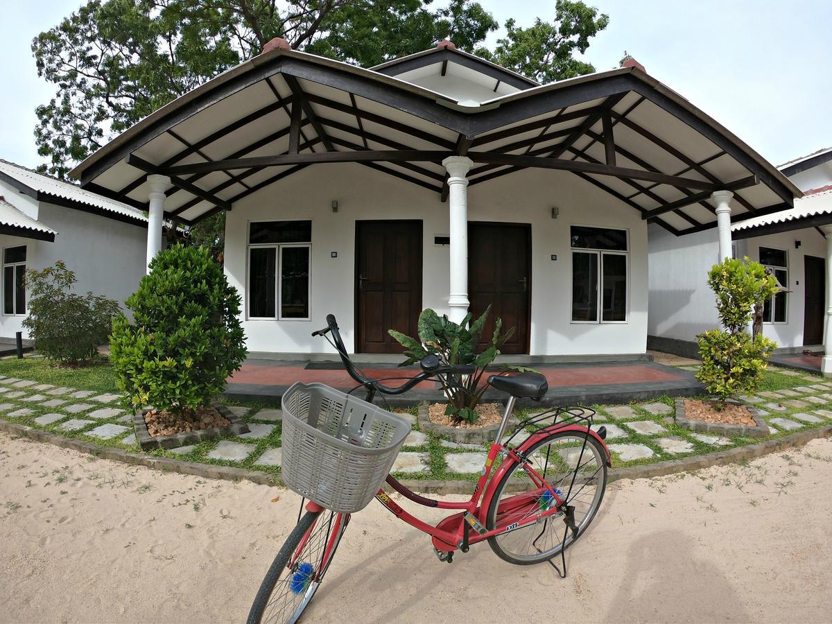 Luna Beach Hotel Nilaveli Exterior photo