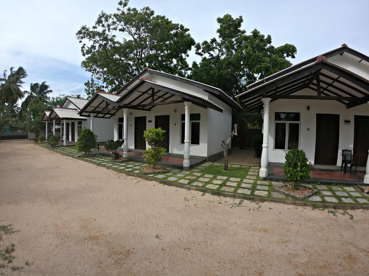 Luna Beach Hotel Nilaveli Exterior photo