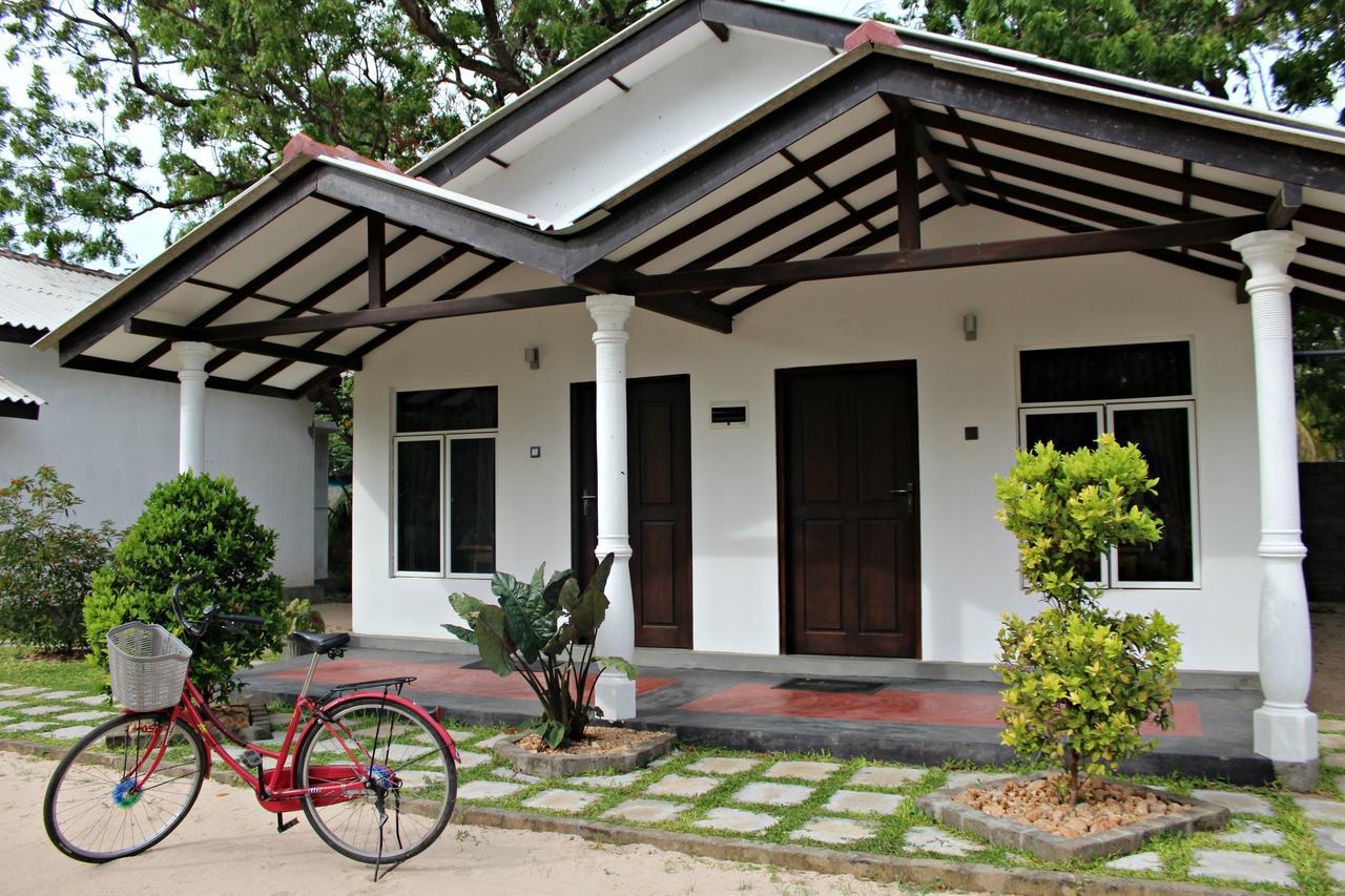 Luna Beach Hotel Nilaveli Exterior photo