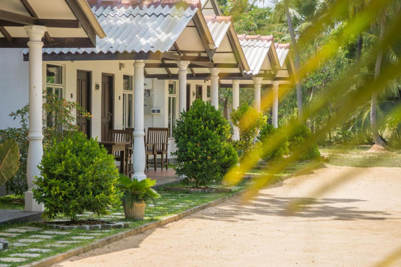 Luna Beach Hotel Nilaveli Exterior photo