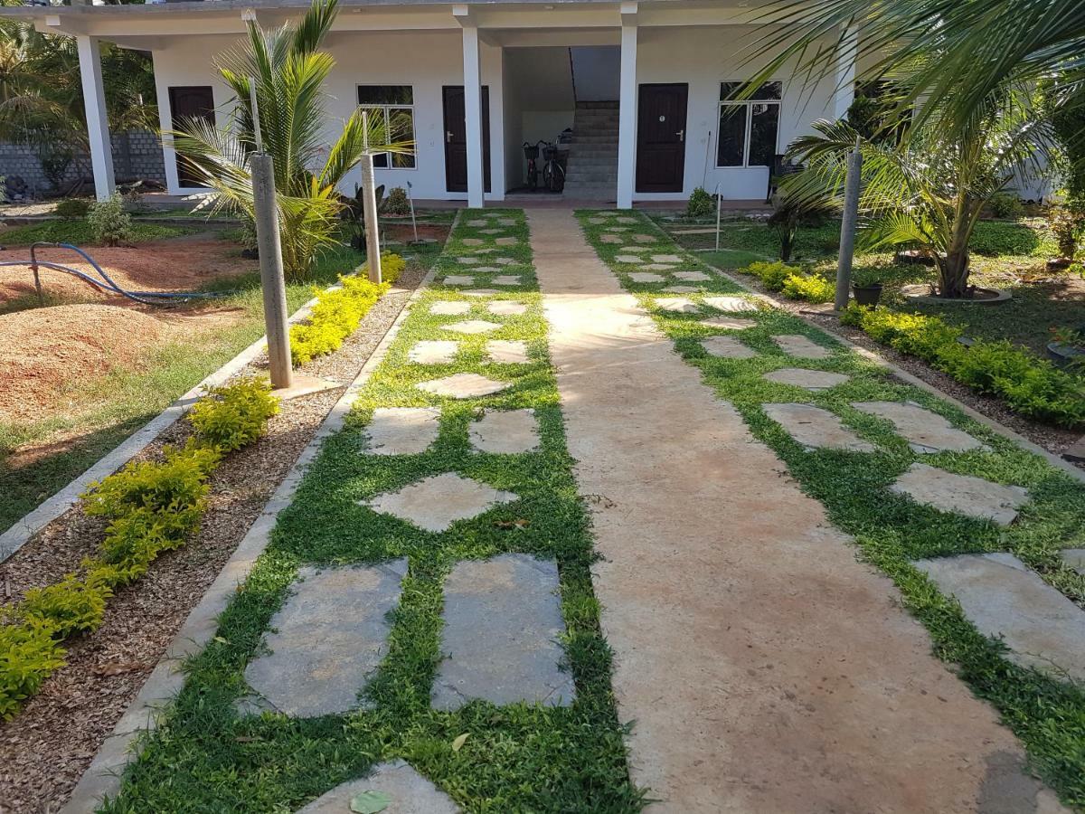 Luna Beach Hotel Nilaveli Exterior photo